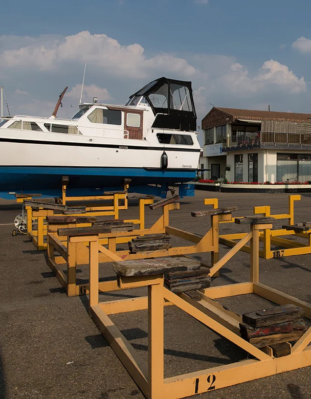 Winterstalling op het werfterrein van Krekelberg Nautic